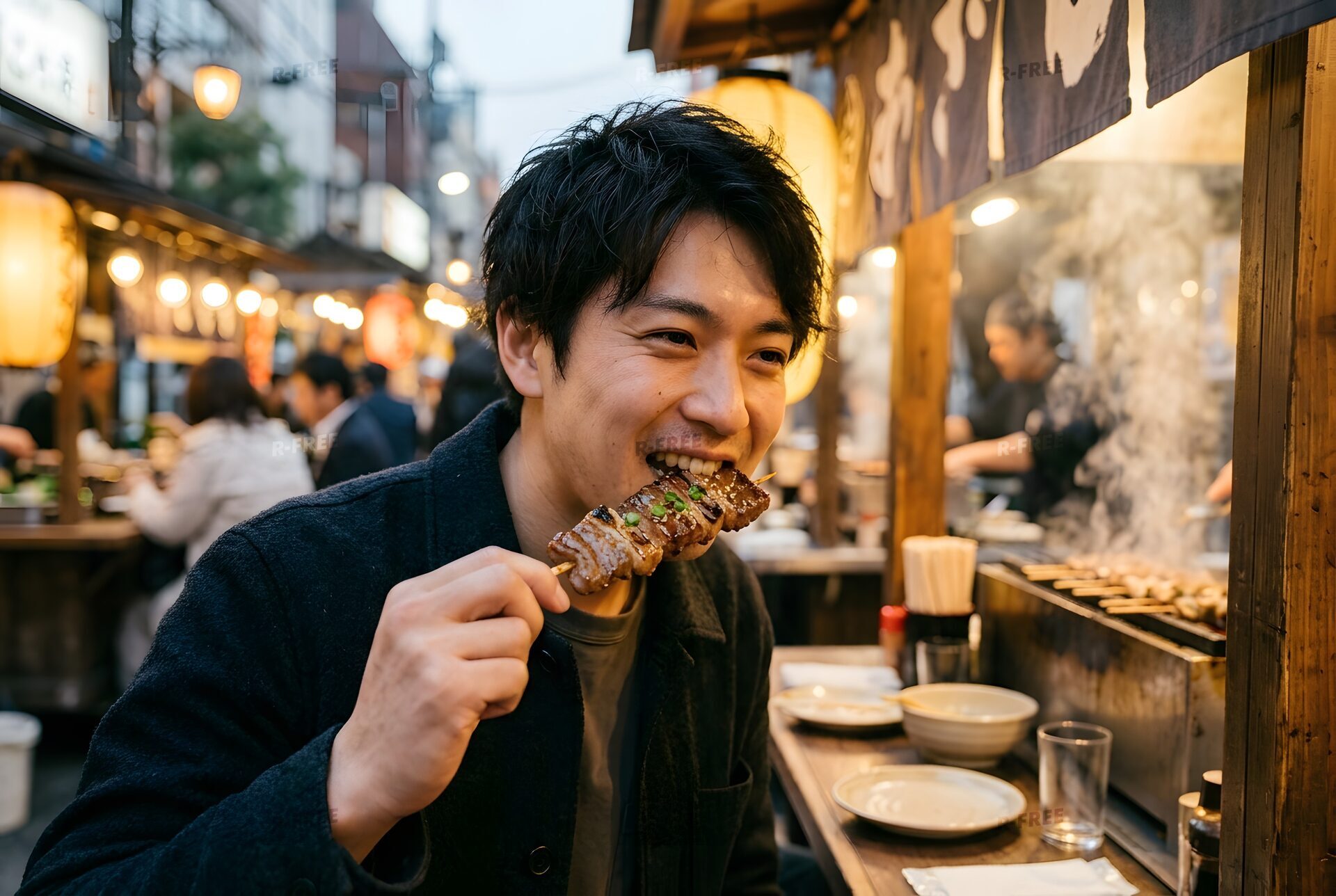 牛串を頬張る男性