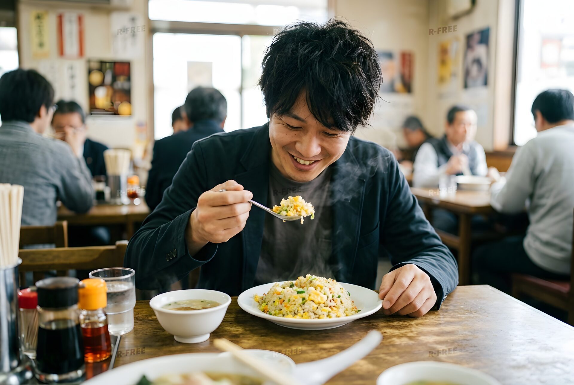 チャーハンを食べる男性