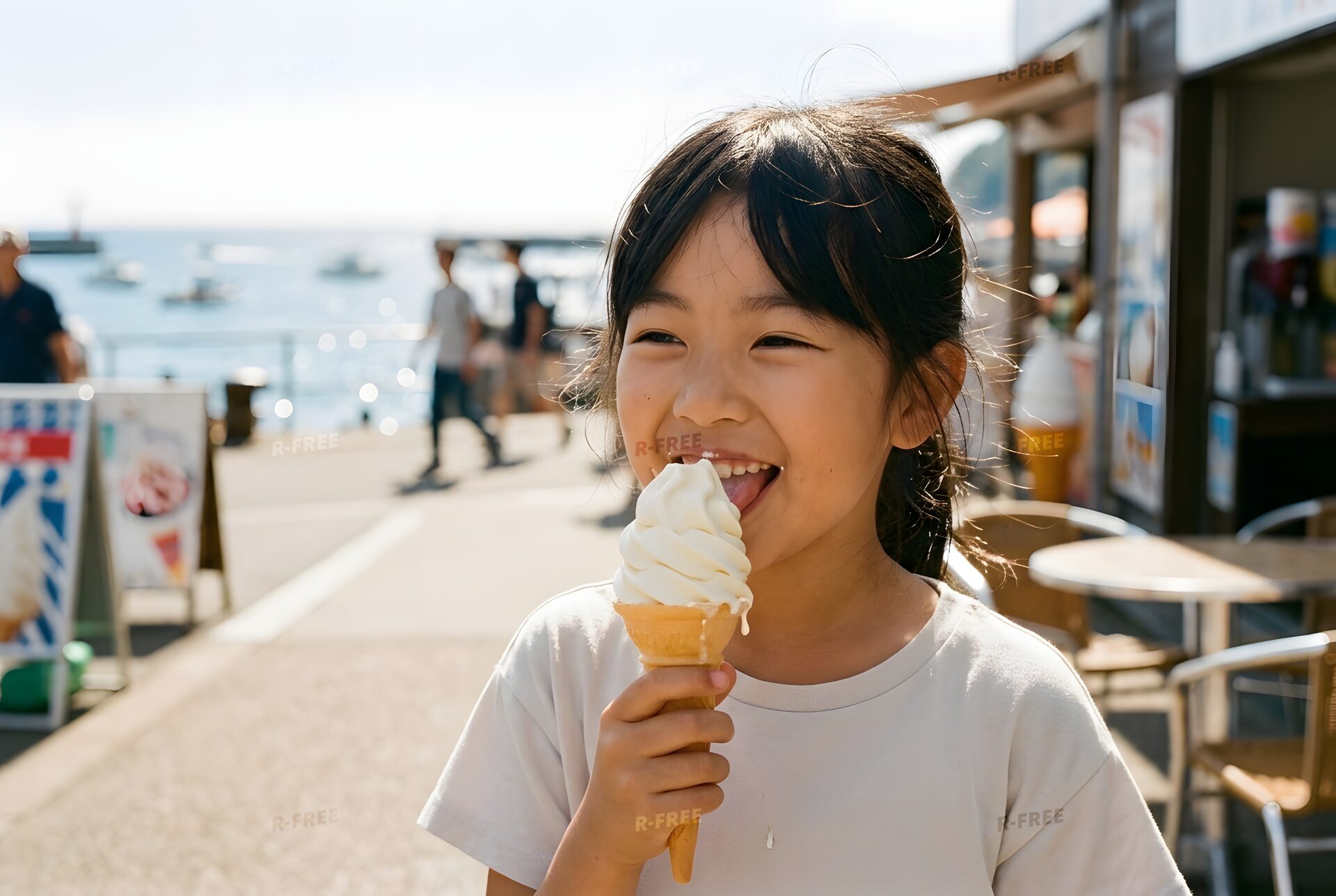 ソフトクリームを食べる女の子