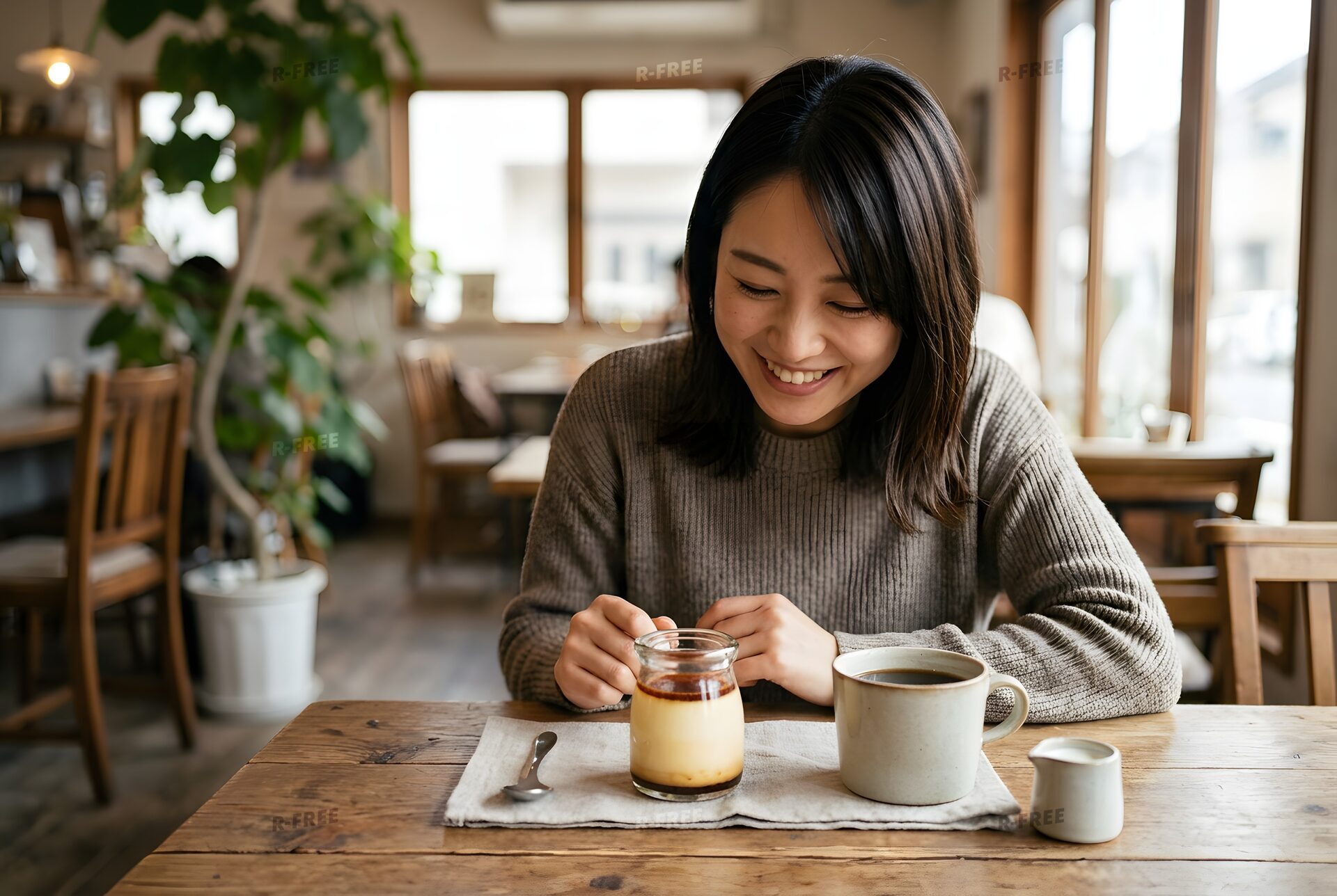 カフェでプリンを前に微笑む女性