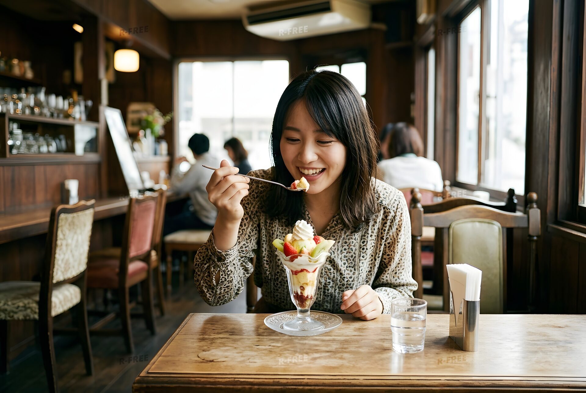 パフェをすくって笑顔の女性