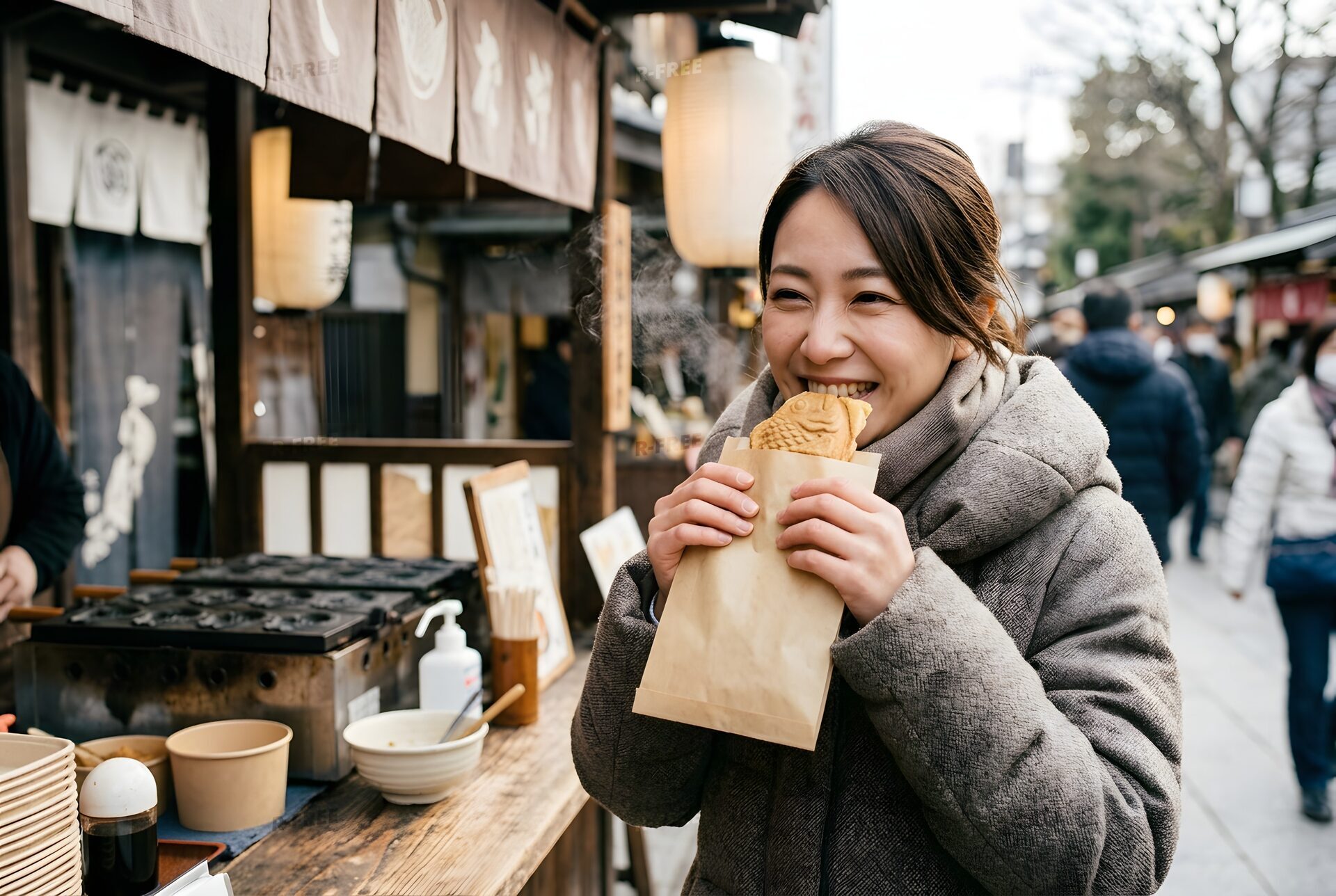 たい焼きを頬張る女性
