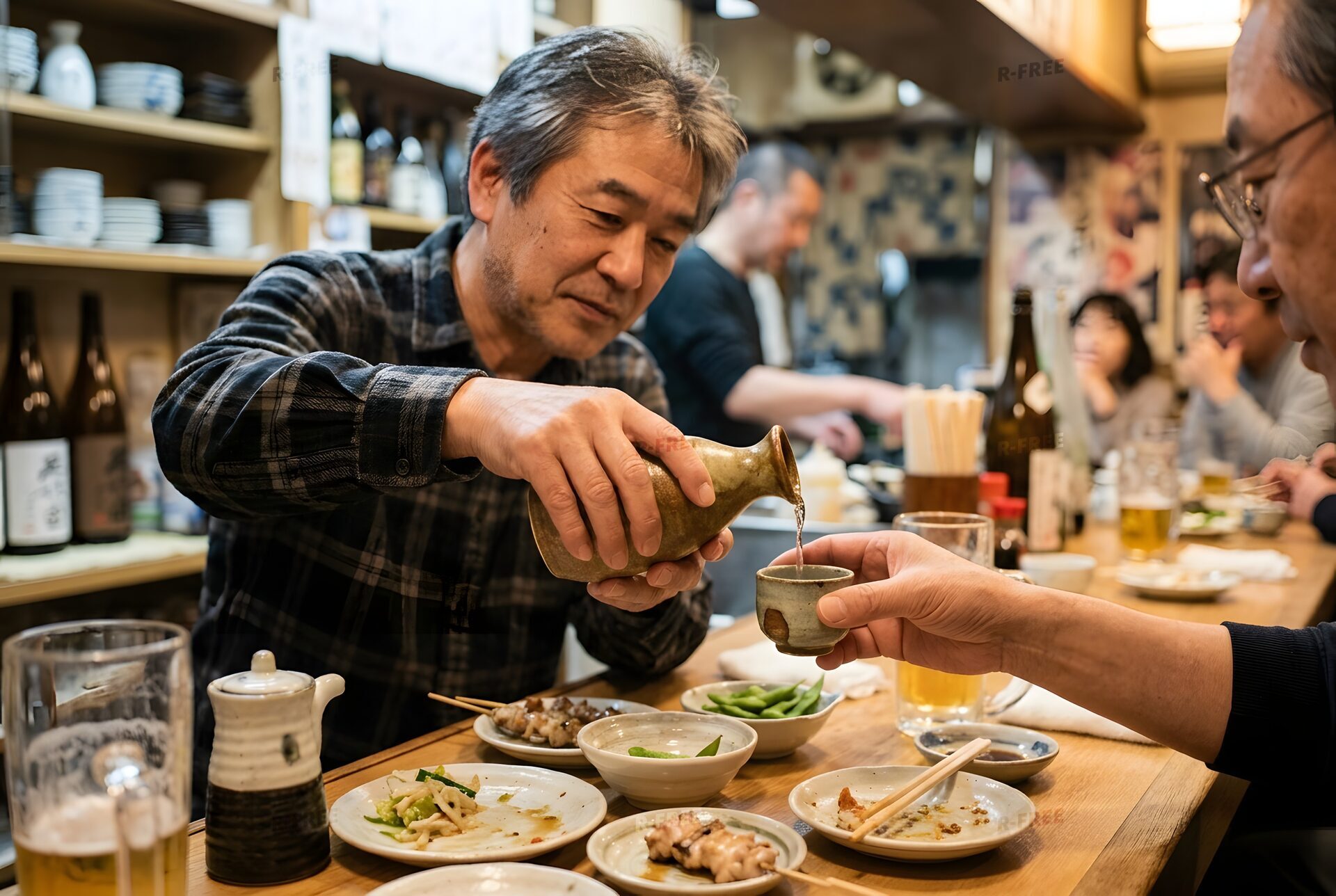 おちょこにお酒を注ぎ合う男性たち
