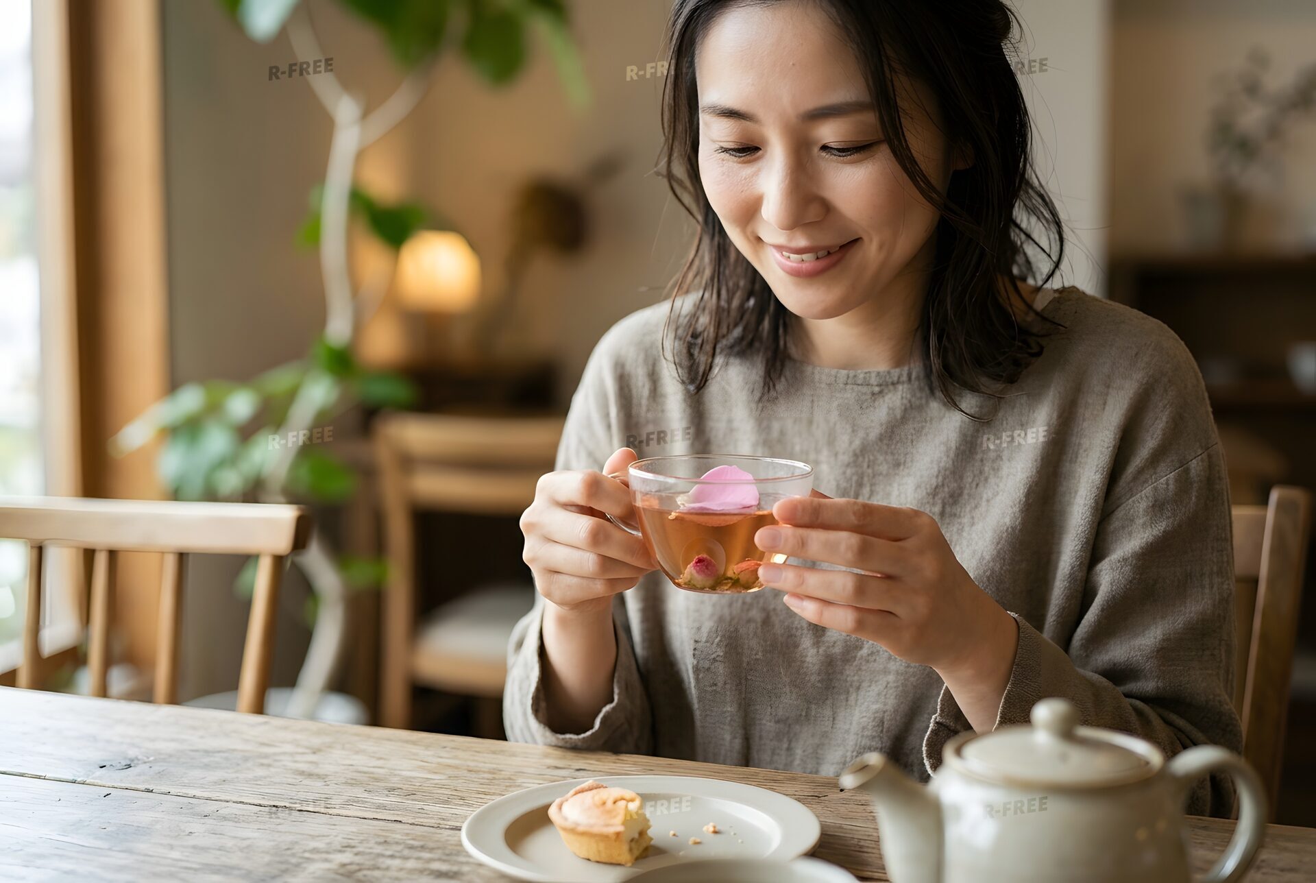 ローズティーを楽しむ女性