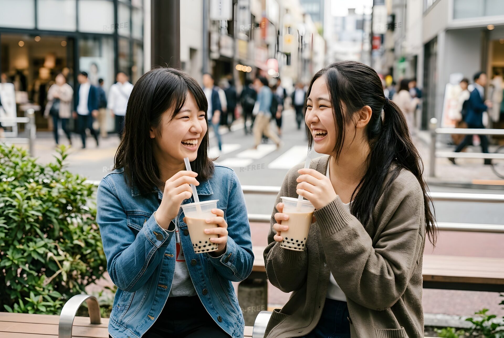 タピオカドリンクを飲む友人たち