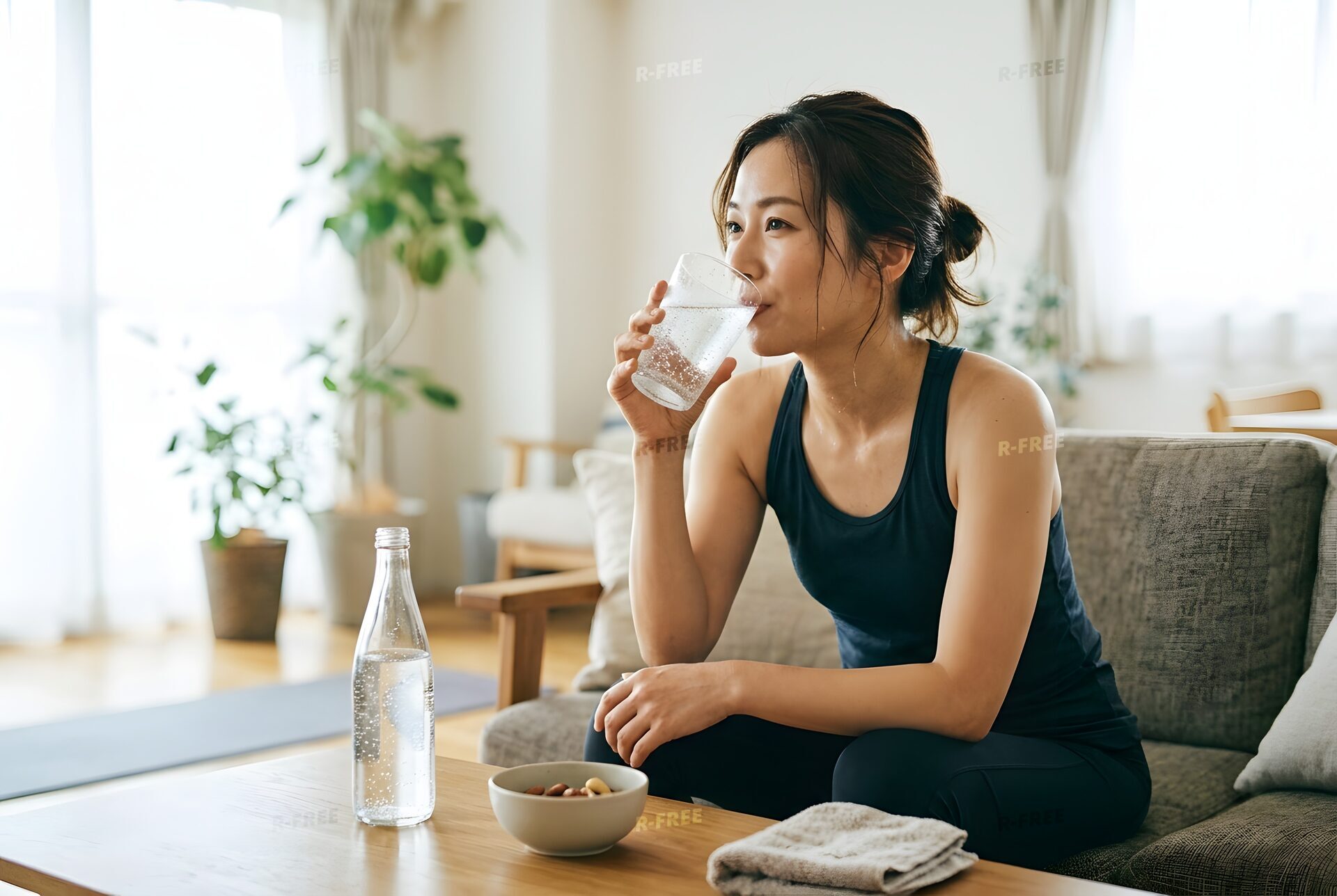 炭酸水を飲む女性