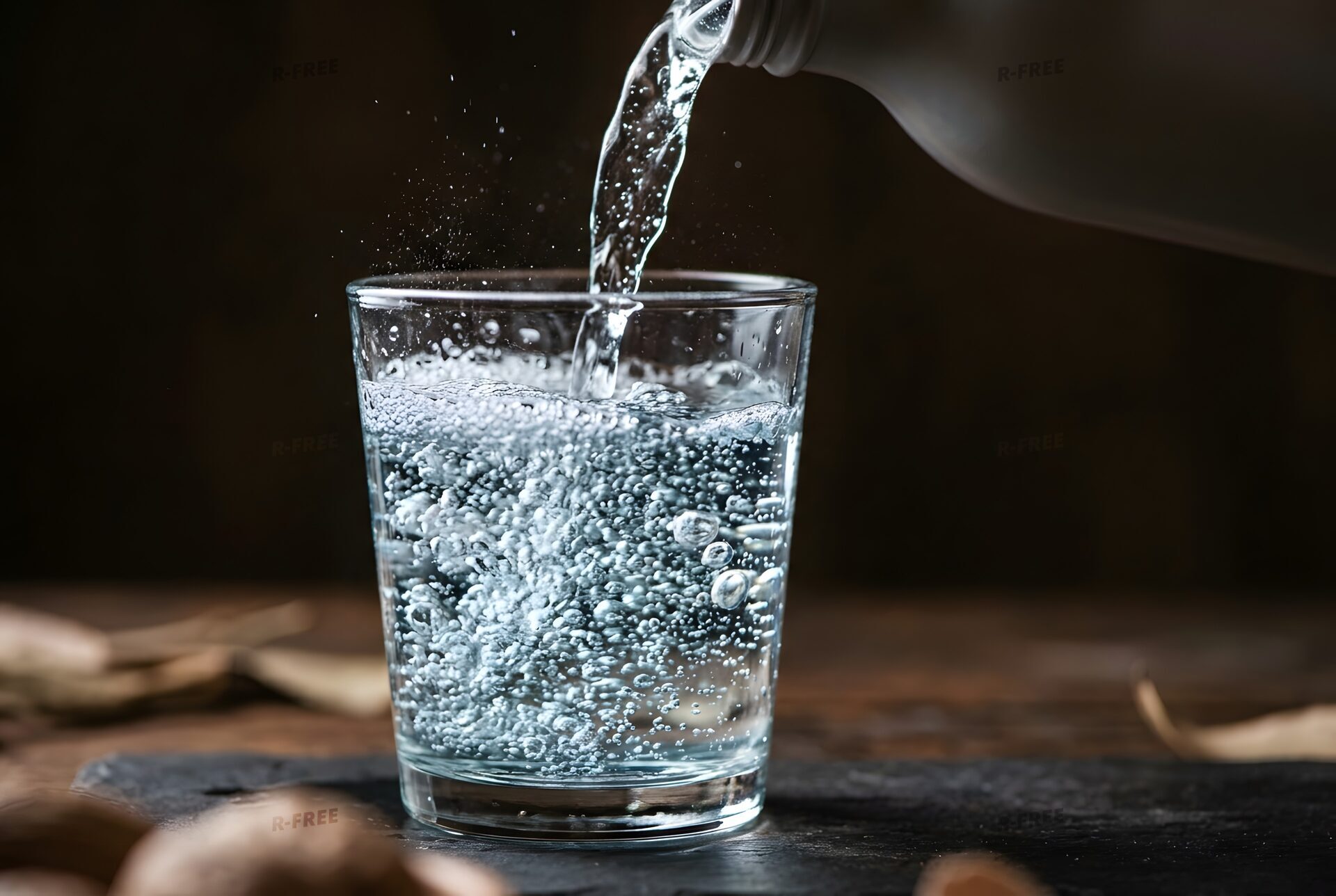 勢いよく注がれる炭酸水