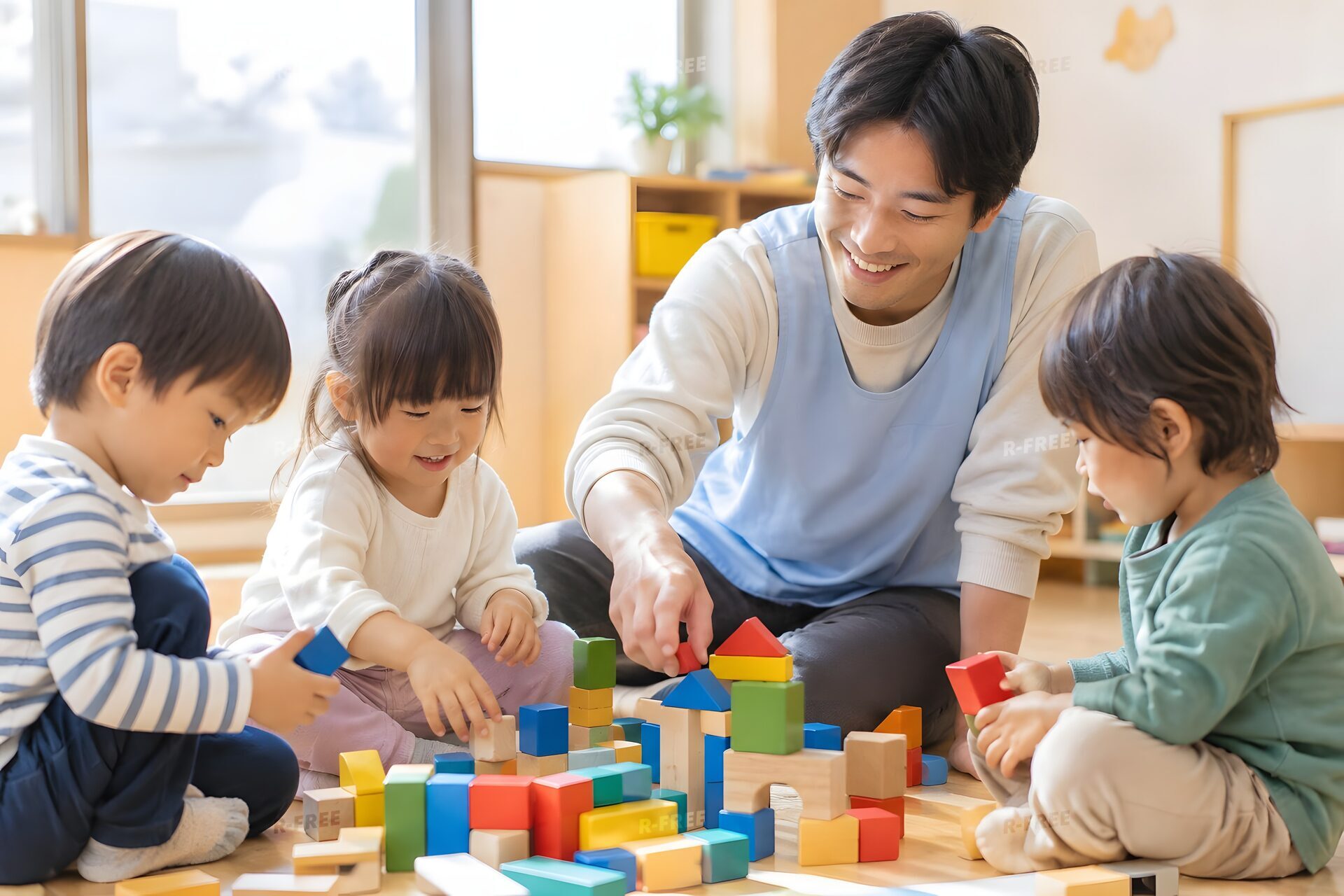 積み木で遊ぶ男性保育士