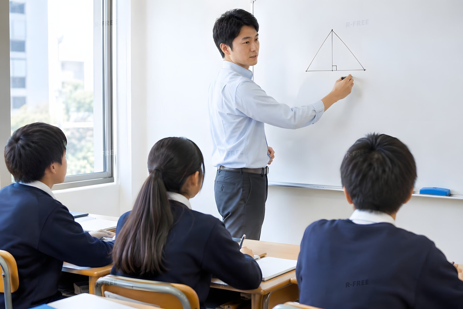 ホワイトボードで解説する塾講師