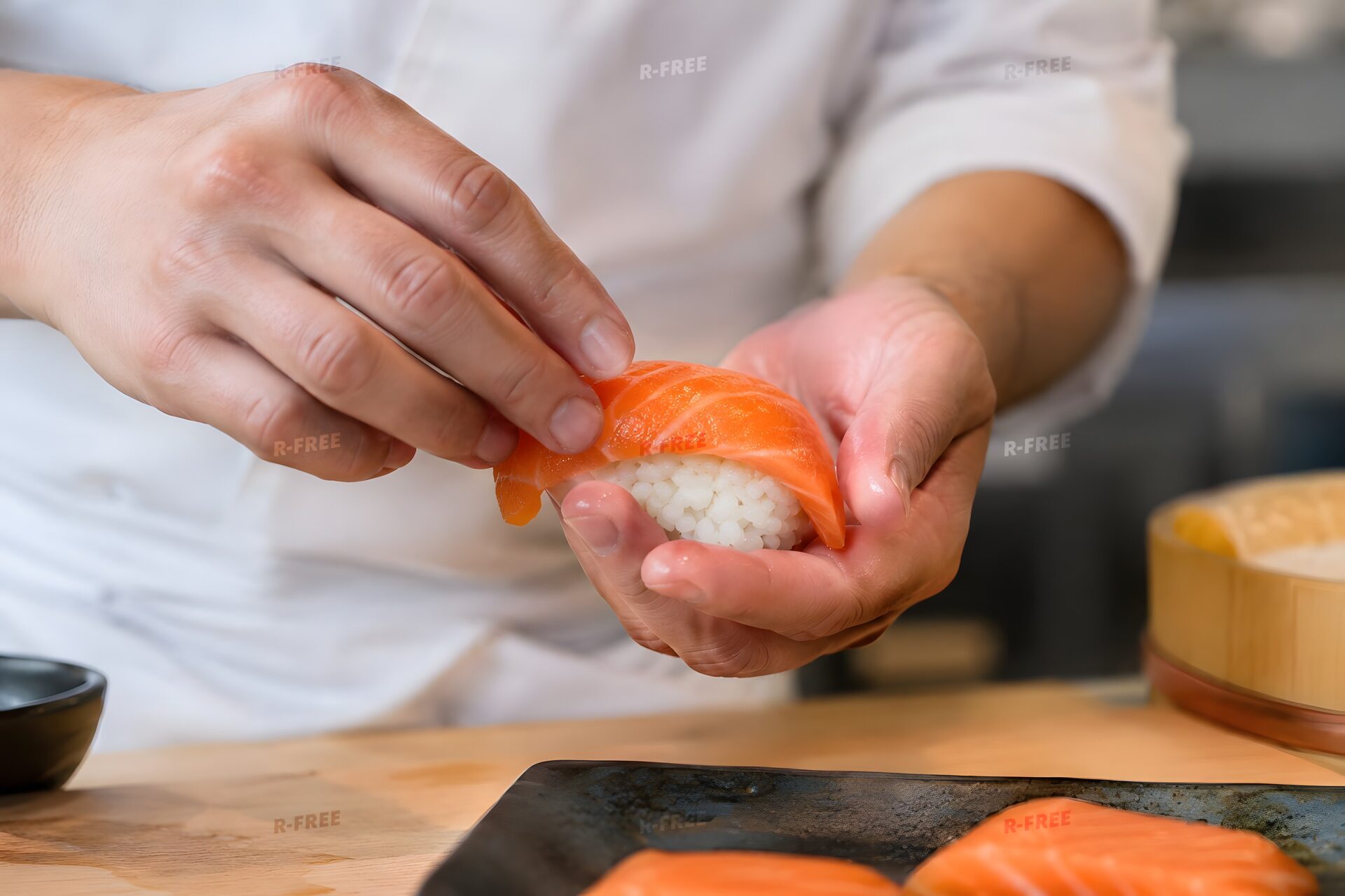 寿司を握る職人の手元