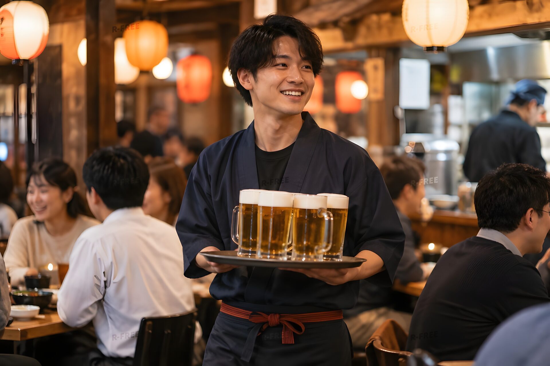 ジョッキを運ぶ居酒屋の店員