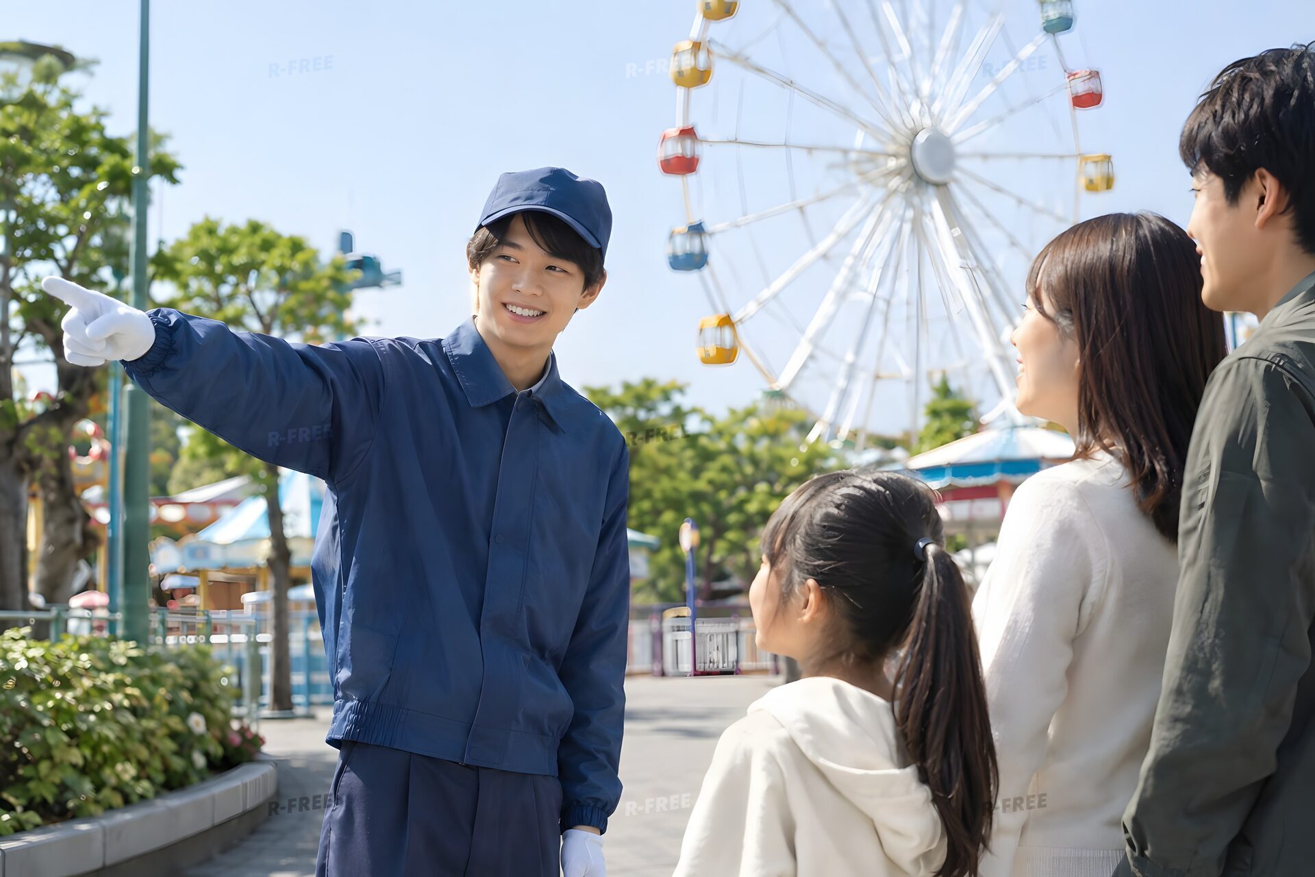 手で案内する遊園地のスタッフ