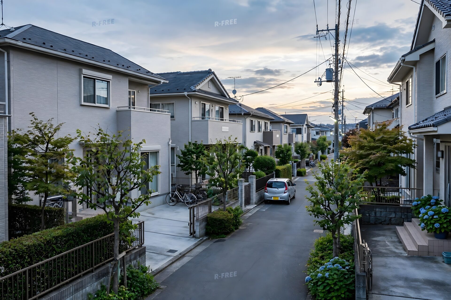 夕暮れの住宅街の通り