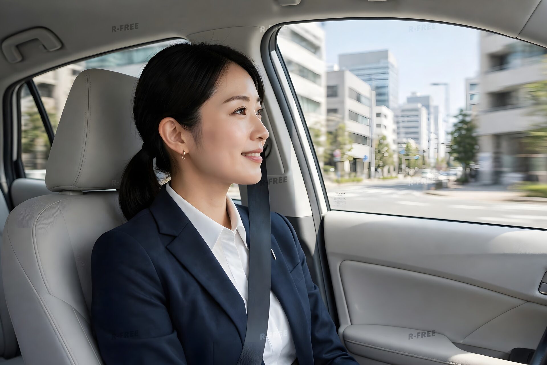 車で営業先へ向かう女性