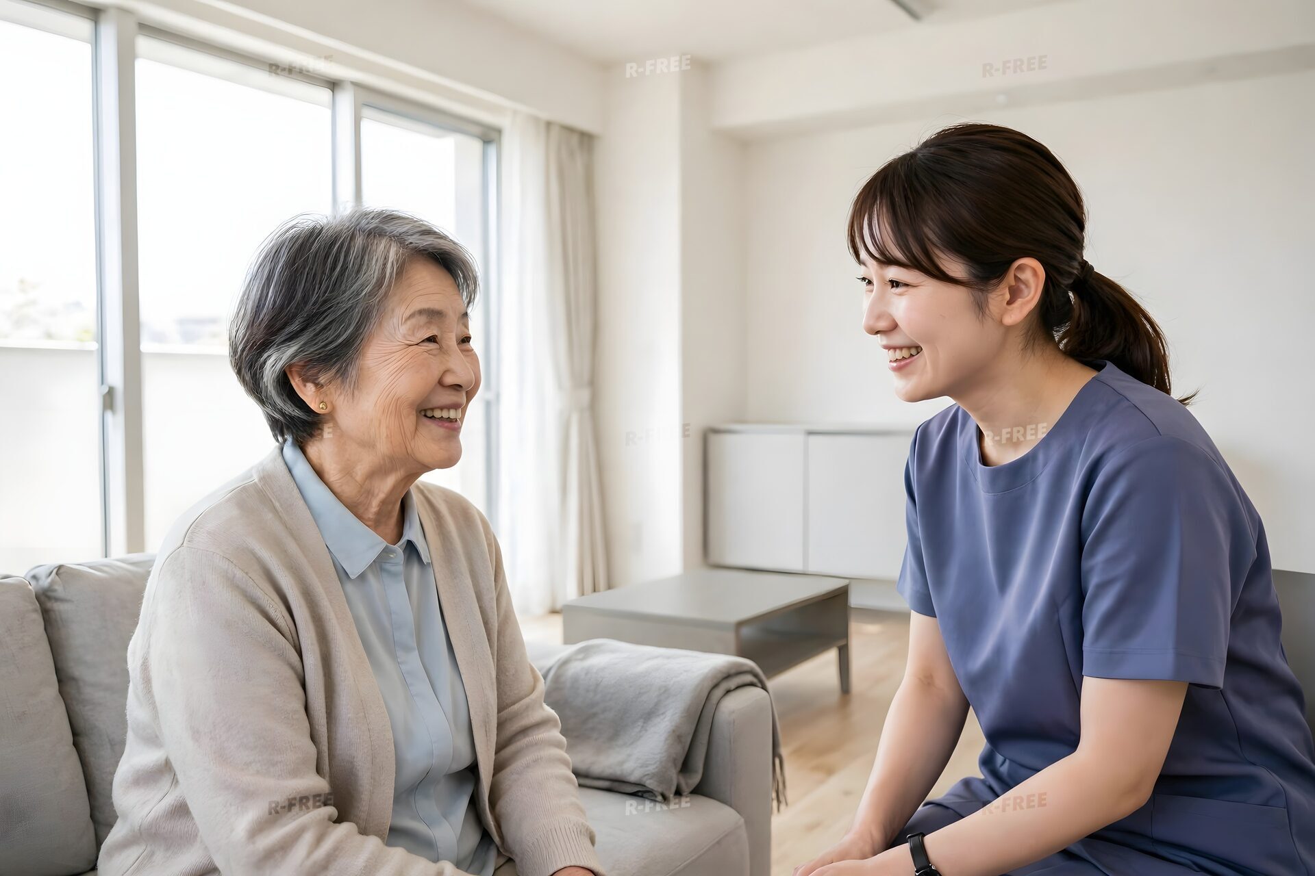 自宅で高齢女性と話す訪問介護のスタッフ