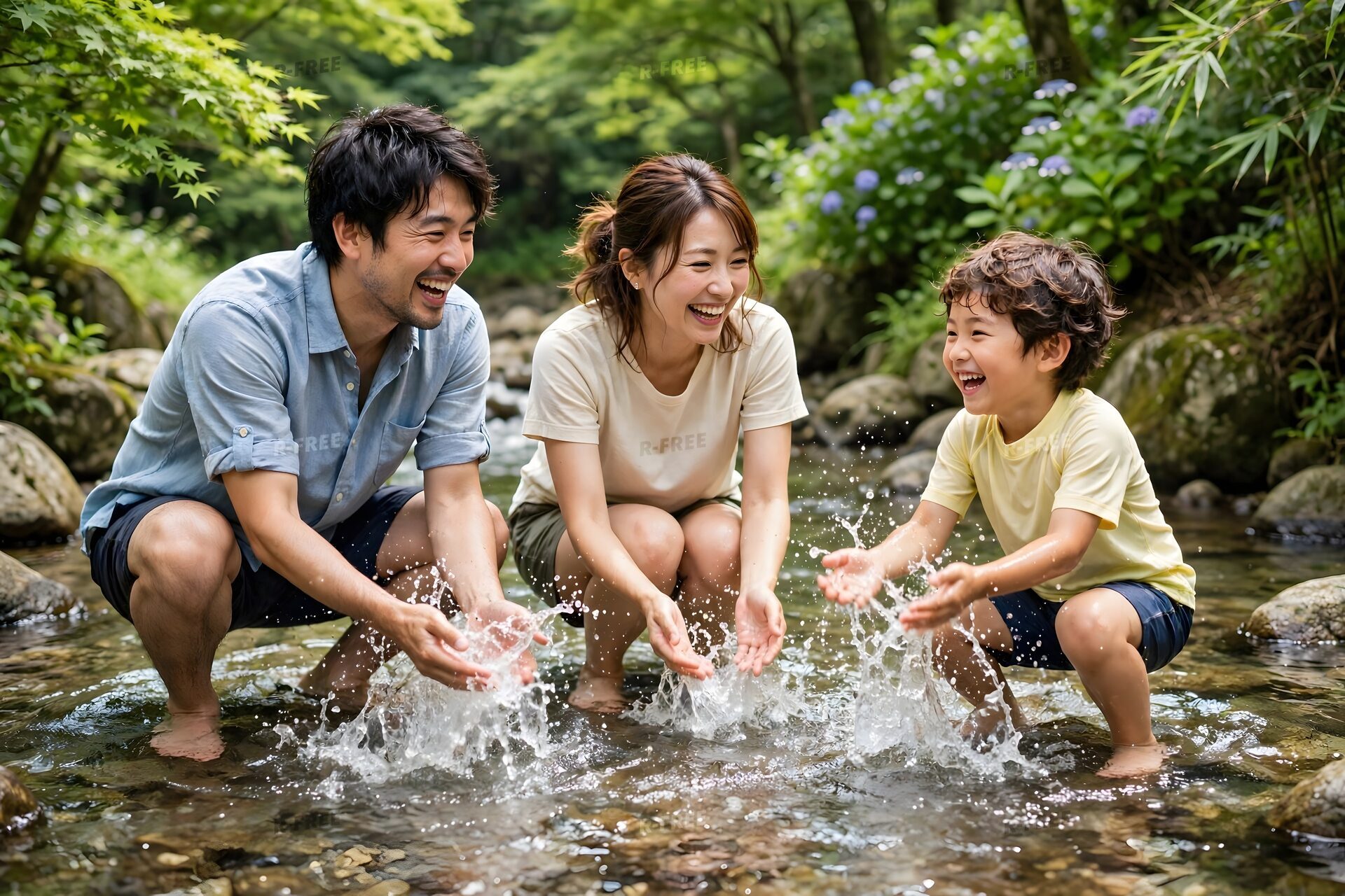 渓流で水しぶきを上げて遊ぶ家族