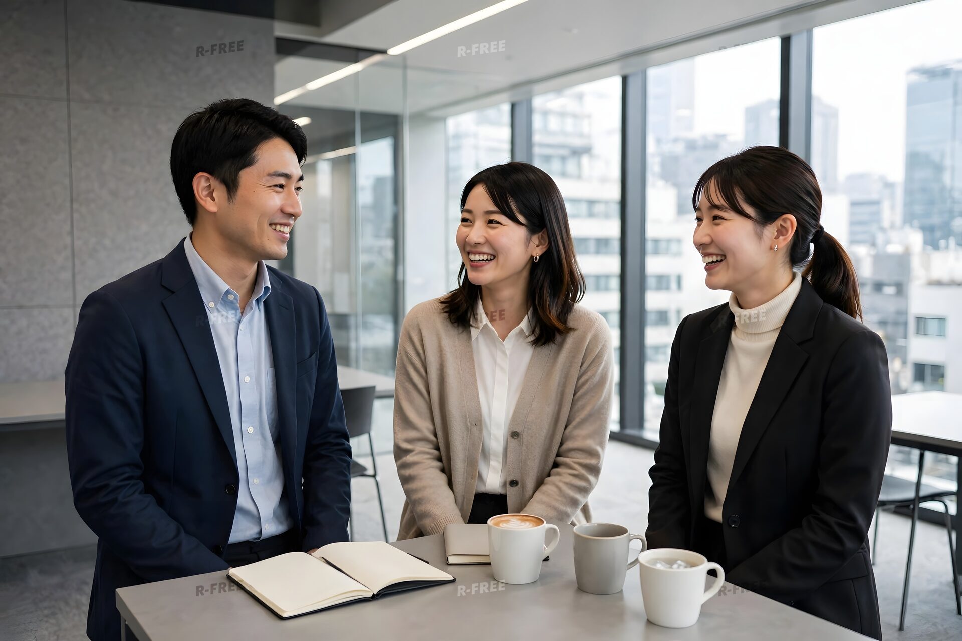 コーヒーを囲んで雑談する同僚3人