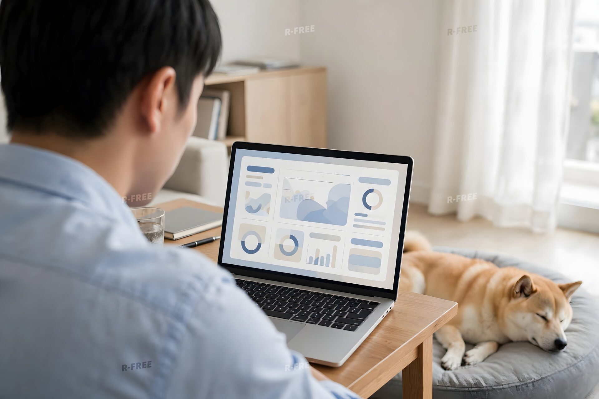 柴犬と過ごす在宅勤務の男性