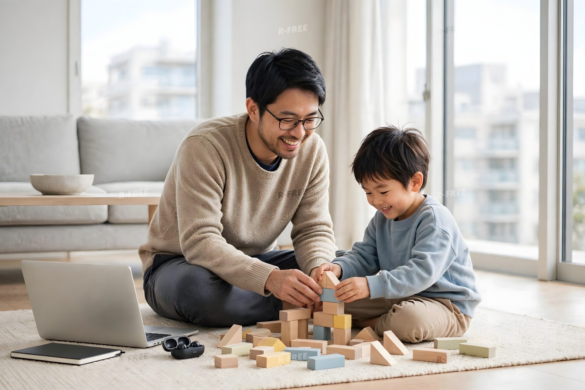 積み木で遊ぶ父と息子