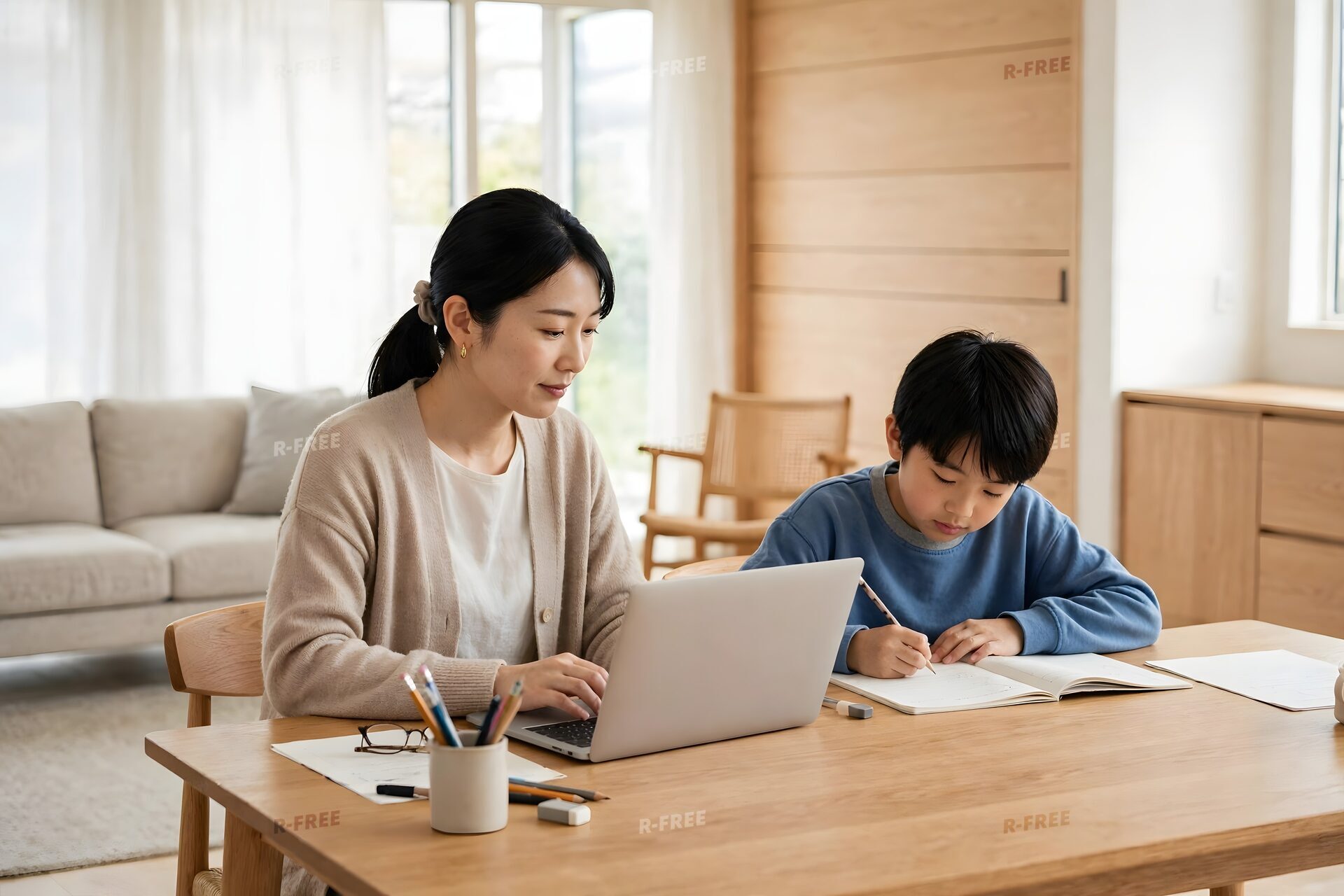 母のそばで宿題をする男の子