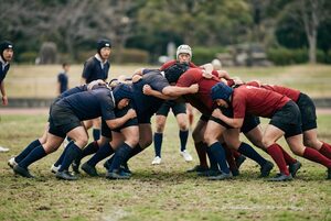 スクラムを組むラグビー選手たち