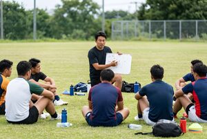 戦術を説明するラグビーのコーチ