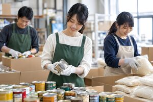 フードバンクで寄付された食品を仕分ける人たち