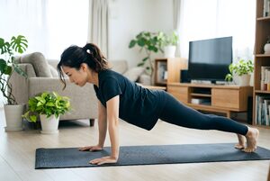 自宅で腕立て伏せをする女性
