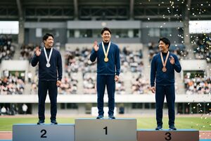 表彰台でメダルをかけて笑う選手たち