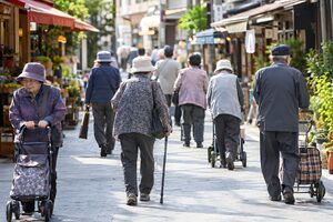 高齢者が行き交う地方の商店街