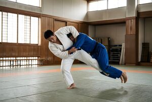 大外刈りで投げる柔道の選手