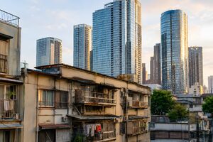 高層マンションと古い団地の対比