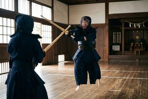 面を打ち込む剣道の選手