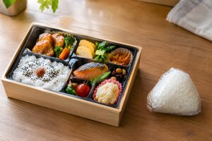豪華な弁当とおにぎり一つだけの昼食