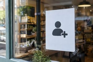 店のガラスに貼られた求人ポスター