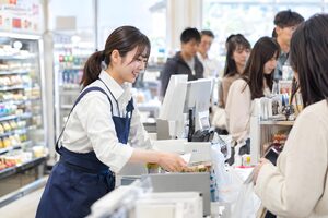 長い列を一人で接客するコンビニ店員