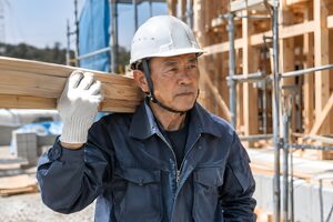 建設現場で働く60代の作業員
