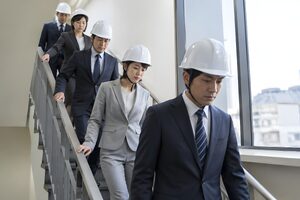 階段で避難する会社員の避難訓練