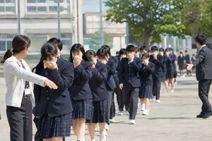 校庭へ避難する高校生の避難訓練