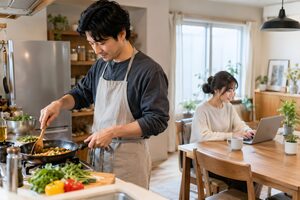 料理する夫と在宅で働く妻