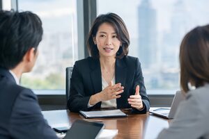 会議を率いる40代の女性リーダー