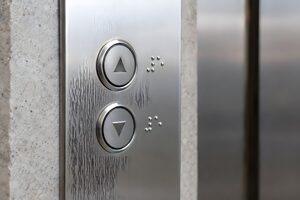 点字の付いたエレベーターのボタン