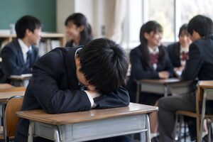 教室で一人うつむく中学生