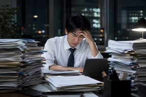 大量の書類を押し付けられた社員