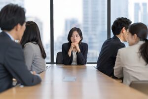 会議で無視される社員
