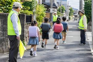 通学路で子どもを見守るパトロールのボランティア
