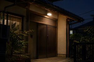 夜の玄関で点いたセンサーライト