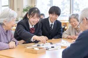 高齢者施設で交流する高校生ボランティア