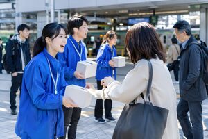 駅前で街頭募金をする人たち