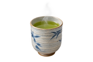 湯のみに注いだ緑茶（背景透過）